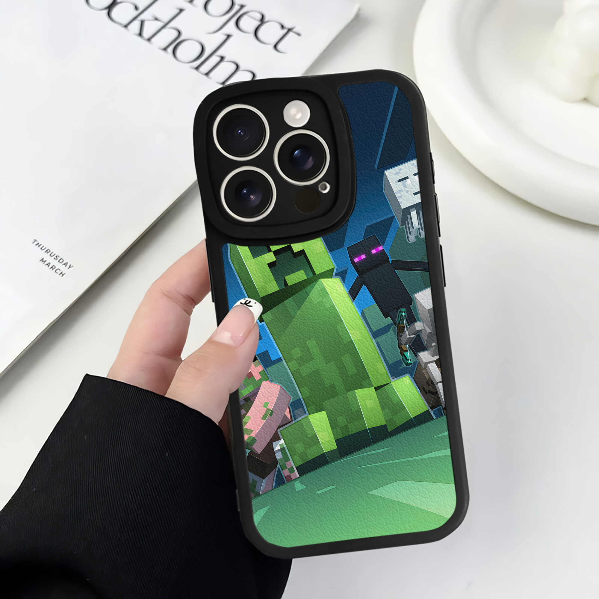 （画像用） マインクラフト ブロックの世界 Minecraft MC Block world 【iPhone 16シリーズ対応】シリコンスマホケース（レザー調） 材質：シリコン